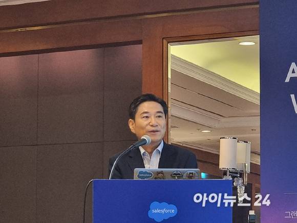 손부한 세일즈포스코리아 대표가 18일 오전 서울 삼성동 그랜드 인터컨티넨탈 서울 파르나스에서 열린 기자 간담회에서 발표하고 있다. [사진=윤소진 기자]