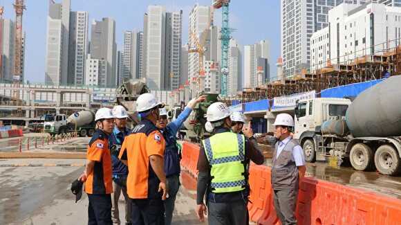 오늘 최준 소방서장이 별양동 소재 대형공사장을 방문해 현장 안전지도를 하고 있다. [사진=과천소방서]