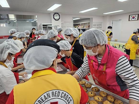 지난 14일 모인 50여 명의 자원봉사자들이 보훈 및 안보단체에 전달한 빵과 쿠키를 굽고 있다 [사진=달성군]