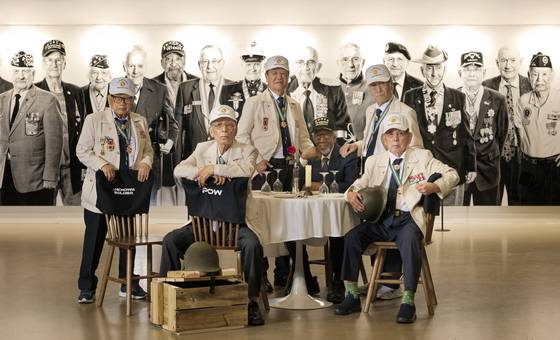 미 참전용사 제롬 골더(92·앞줄 오른쪽에서 두 번째)가 전시에 맞춰 방한했다. 지난 10일 75주년 기념전이 열리는 전시장에서 한국 참전용사들과 만났다. [사진 프로젝트 솔저]