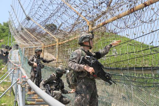 지난 5월 29일 강원 철원 전방지역에서 육군 6사단 GOP 전담대대 장병들이 철책 점검을 실시하고 있다. 육군