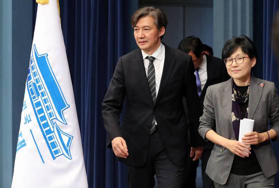 2017년 5월 11일 당시 임종석 대통령 비서실장이 청와대 춘추관에서 민정,홍보 수석 등 추가 인선 발표를 했다. 임 실장과 조국 신임 민정, 조현옥 인사 수석이 회견장 입장에 앞서 대기하고 있다. 중앙일보 김성룡 기자