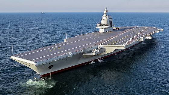 해상에서 시험 운행 중인 중국 항공모함 푸젠함. AP=연합뉴스