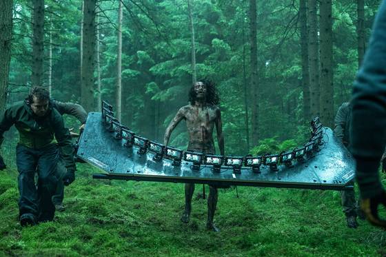 대니 보일 감독의 영화 '28일 후' 공식 후속작 '28년 후'가 19일 개봉한다. 분노 바이러스가 퍼진 28년 후가 배경으로, 대니 보일 감독은 사람의 흔적이 닿지 않은 공간에서의 효율적 촬영을 위해 아이폰 20대를 연결한 촬영장비를 만들어 활용했다. 사진 소니픽쳐스