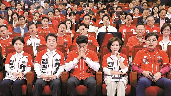 지난 3일 서울 여의도 국회 도서관에 마련된 국민의힘 개표 상황실에서 선거대책위원장들이 제21대 대통령 선거 방송 3사 출구조사 결과를 보고 있다. 앞줄 왼쪽부터 양향자, 안철수, 김용태, 나경원, 권성동. 임현동 기자