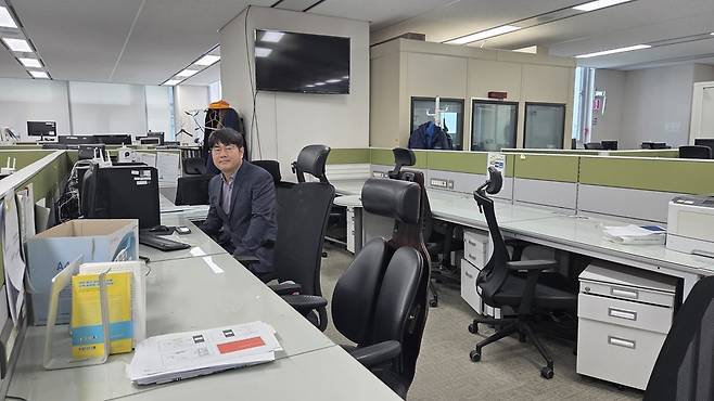 김선환 전국언론노동조합 TBS지부 비상대책위원장이 13일 텅 빈 TBS 보도본부 사무실에 앉아 있다. /강아영 기자