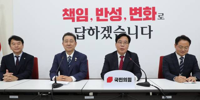 ▲ 국민의힘 송언석(오른쪽 두 번째) 원내대표가 17일 국회에서 예방한 더불어민주당 김병기(왼쪽 두 번째) 당 대표 직무대행 겸 원내대표를 만나 인사말하고 있다. 연합뉴스