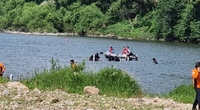 ▲ 17일 오전 9시 50분쯤 북방면 하화계리 인근 홍천강에서 전날 물에 빠져 실종된 A군이 심정지 상태로 발견됐다.  홍천소방서 제공