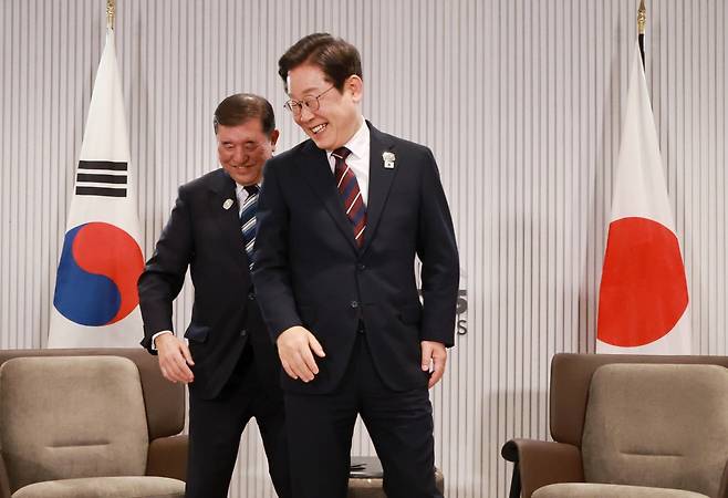 이재명 대통령이 17일(현지시간) 캐나다 앨버타주 캐내내스키스 주요 7개국(G7) 정상회의장에서 열린 한일 정상회담에서 이시바 시게루 일본 총리와 자리를 바꾸며 밝게 웃고 있다. /사진=연합뉴스