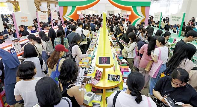 2025 서울국제도서전이 18일 서울 삼성동 코엑스에서 개막했다. 행사장을 찾은 사람들이 전시된 책을 살펴보고 있다.  /이솔 기자