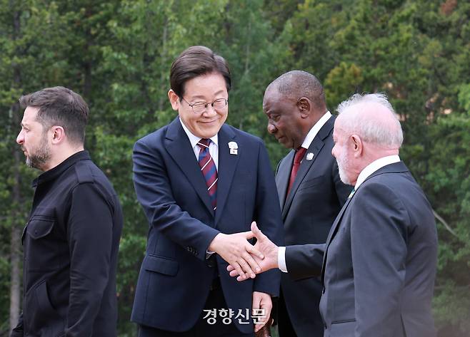 이재명 대통령이 17일(현지시간) 캐나다 앨버타주 카나나스키스 주요 7개국(G7) 정상회의장에서 기념 단체 사진을 촬영한 뒤 루이스 이나시우 룰라 다시우바 브라질 대통령과 악수를 하고 있다. 김창길 기자