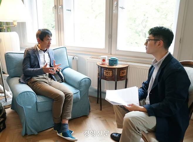 샹뱌오 독일 막스플랑크 사회인류학연구소장(왼쪽)이 지난달 22일(현지시간) 독일 할레 막스플랑크 사회인류학연구소에서 기자와 인터뷰하고 있다. 할레(독일) | 김경학 기자