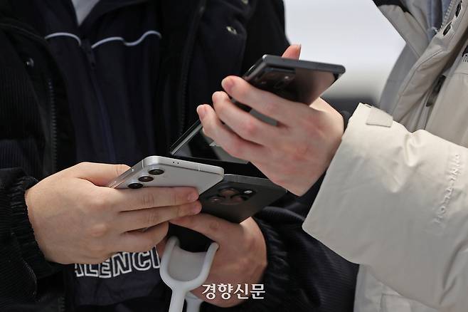 서울 마포구의 한 매장에서 시민들이 스마트폰을 구경하고 있다. 경향신문 자료사진