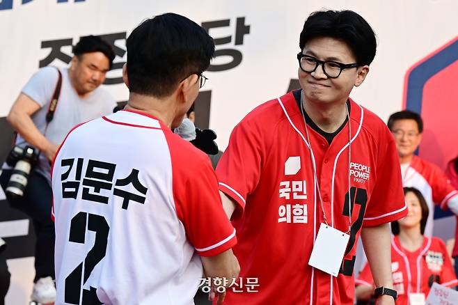 한동훈 전 국민의힘 대표가 지난달 26일 서울 도봉구 방학사거리에서 열린 김문수 국민의힘 대선 후보의 노원·도봉·강북 집중유세 현장을 찾아 김 후보와 악수하고 있다. 한수빈 기자