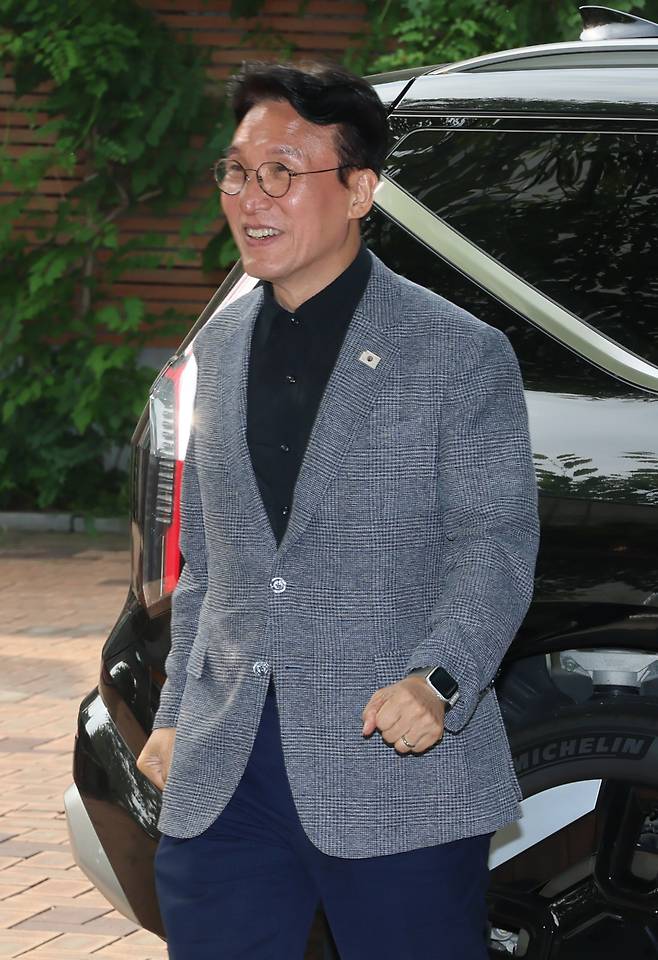 출근 김민석 국무총리 후보자가 18일 서울 종로구 통의동 금융감독연수원에 마련된 청문회 준비단 사무실로 출근하고 있다. 연합뉴스