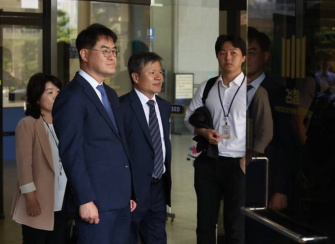 김건희 특검보 임명된 오정희·김형근·문홍주 김건희 여사 관련 의혹을 수사할 민중기 특별검사팀의 특검보들이 18일 박승환 서울중앙지검장 직무대리 겸 1차장검사와 면담한 뒤 중앙지검을 나서고 있다. 왼쪽부터 오정희, 김형근, 문홍주 특검보. 연합뉴스