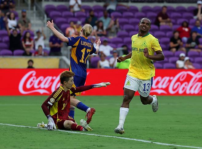 아…놓쳤다 울산 골키퍼 조현우(왼쪽)가 18일 열린 2025 국제축구연맹(FIFA) 클럽 월드컵 조별리그 F조 1차전에서 마멜로디 선다운스(남아프리카공화국)의 이크람 레이너스(오른쪽)에게 골을 내준 뒤 아쉬워하고 있다. 올랜도 | 로이터연합뉴스
