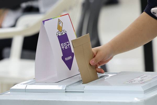 제21대 대통령선거 사전투표가 진행된 지난달 30일 한 투표소에서 유권자가 투표하고 있다. 연합뉴스