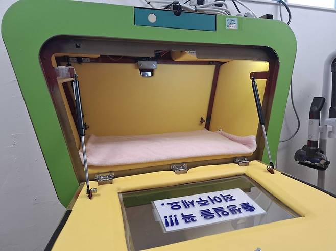 A baby box is a designated safe location where infants can be anonymously surrendered. This baby box, operated by Babybox Korea, has a notice with three exclamation points reading, “Please write down the baby’s birthday.” (Shin Ji-hye/The Korea Herald)