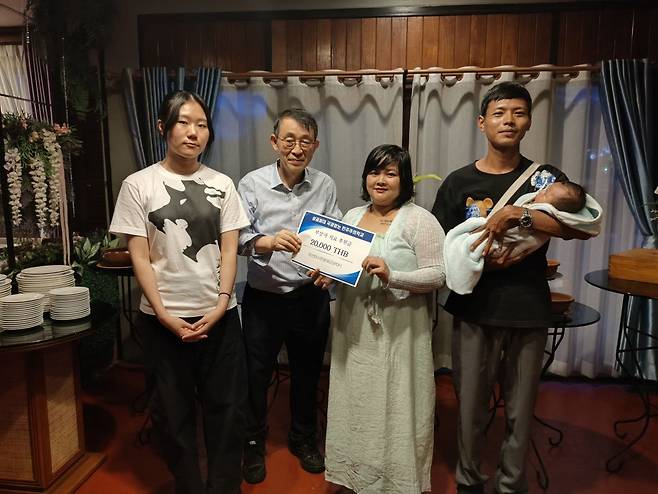 From left: Jeon Ye-rin, deputy head of the Democracy School Without Borders, and Park Eun-hong, director of the Resource Center for Asian NGOs at Sungkonghoe University, deliver medical aid funds to Wine Lay and Wizard, members of Myanmar’s People’s Defense Force. (The Resource Center for Asian NGOs)