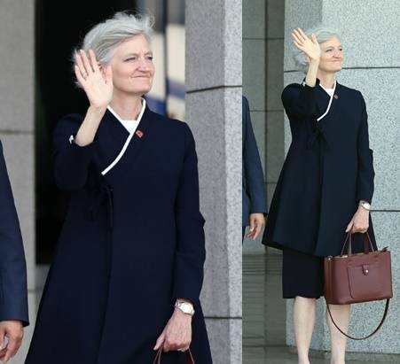 Canadian Ambassador to Korea Tamara Mawhinney waves as President Lee Jae Myung leaves for the G7 summit in Calgary, Canada at Seoul Air Base in Seongnam, Gyeonggi on June 16. [YONHAP/NEWS1]