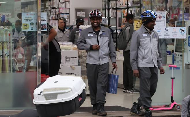 Foreign workers from Samsung Heavy Industries line up at a Daiso store in Jangpyeong-dong, Geoje, South Gyeongsang, after work on June 5. [JOONGANG ILBO]