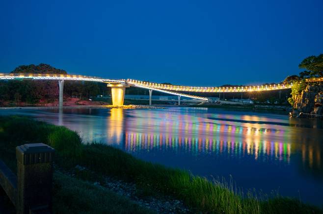 영강보행교 야경. 문경시 제공