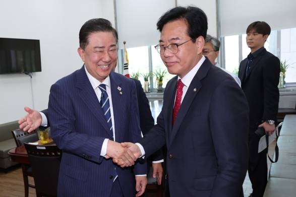 김병기 더불어민주당 당대표 직무대행 겸 원내대표와 송언석 국민의힘 원내대표가 18일 서울 여의도 국회 더불어민주당 원내대표실에서 추경안, 원구성 등 현안을 논의한 뒤 헤어지며 악수하고 있다. 연합뉴스