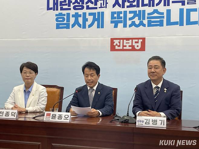 김병기 더불어민주당 당대표 직무대행 겸 원내대표(오른쪽)가 18일 서울 여의도 국회에서 윤종오 진보당 원내대표를 예방했다. 양다경 기자