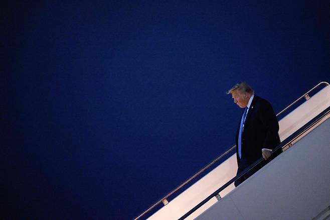 도널드 트럼프 미국 대통령이 17일(현지시간) 메릴랜드주 앤드루스 합동기지에 착륙한 대통령 전용기에서 내려오고 있다. 연합뉴스