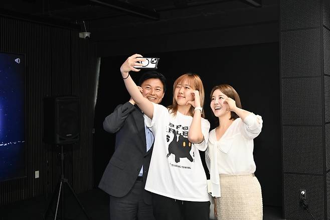 조용익 경기 부천시장이 13일 유한대학교에서 진행한 영톡스클럽에서 학생들과 함께 사진을 찍고 있다. 부천시 제공