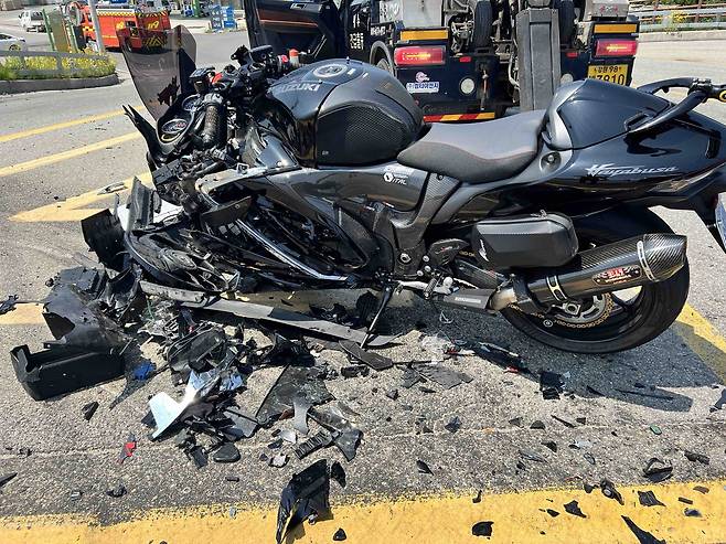 18일 오전 10시 46분쯤 강원도 양양군 현남면 7번 국도 원포삼거리 인근에서 그랜저 승용차와 충돌한 오토바이가 심하게 부서져 있다. 강원도소방본부 제공