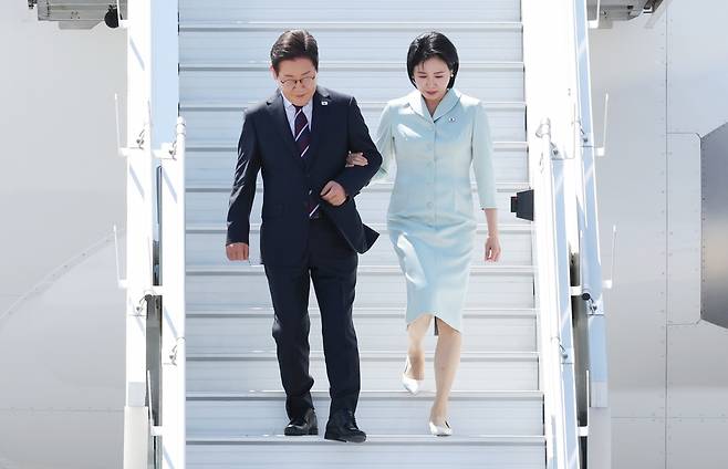 7개국(G7) 정상회의에 참석하는 이재명 대통령이 16일(현지시간) 캐나다 앨버타주 캘거리국제공항에 도착해 김혜경 여사와 공군 1호기에서 내리고 있다. 연합뉴스