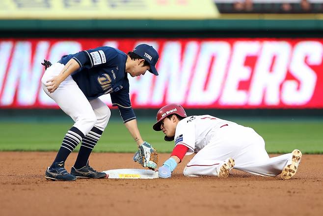 SSG 랜더스 정준재(오른쪽)가 지난달 28일 인천 SSG랜더스필드에서 열린 NC 다이노스와의 2025 프로야구 KBO리그 경기에서 도루에 성공하고 있다. SSG 랜더스 제공