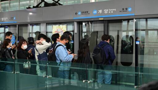 공항철도 계양역에서 시민들이 지하철을 기다리고 있는 모습. 기사 본문과 구체적인 관련 없음. 인천시 제공