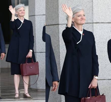 타마라 모휘니 주한 캐나다 대사가 지난 16일 성남 서울공항에서 주요 7개국(G7) 정상회의에 참석하기 위해 캐나다로 출국하는 이재명 대통령과 김혜경 여사가 탑승한 공군 1호기를 향해 인사하고 있다. 연합뉴스