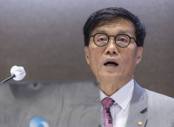 이창용 한국은행 총재가 18일 서울 중구 한국은행 별관에서 '가공식품, 주거비 등 생활물가 평가와 향후 주요물가 동인 점검'을 주제로 열린 2025 상반기 물가 설명회에 참석해 물가 상승 요인에 대해 설명하고 있다. 연합뉴스