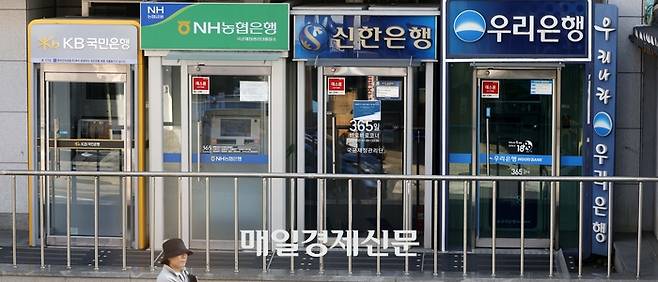 서울의 한 거리에 설치된 주요은행 ATM기기 모습 [김호영 기자]
