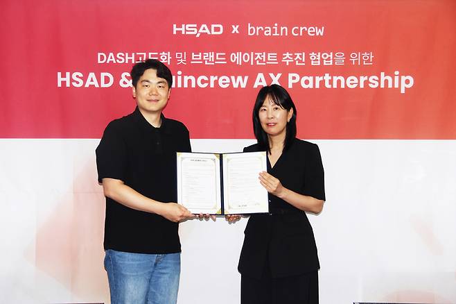 HSAD 박애리 대표(사진 우측)와 AI 솔루션 기업 브레인크루 이경록 대표가 6월 16일 서울 마포 HSAD 본사에서 ‘대시(DASH) 고도화 및 브랜드 에이전트 추진 협업을 위한 업무 협약(MOU)’을 체결했다. [HSAD]