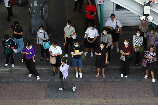지난 5월 방콕거리에 시민들이 마스크를 착용하고 있는 모습. [사진 = 방콕포스트]