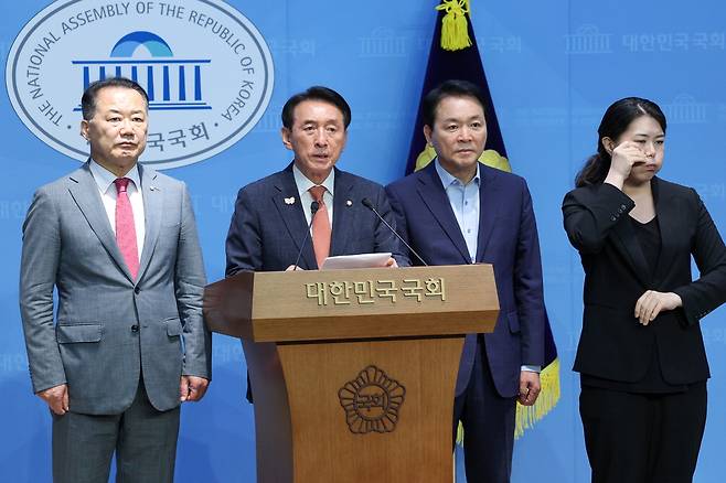 국민의힘 소속 신성범 국회 정보위원장, 김석기 외교통일위원장, 성일종 국방위원장(왼쪽부터)이 18일 국회 소통관에서 기자회견을 하고 있다.  뉴스1