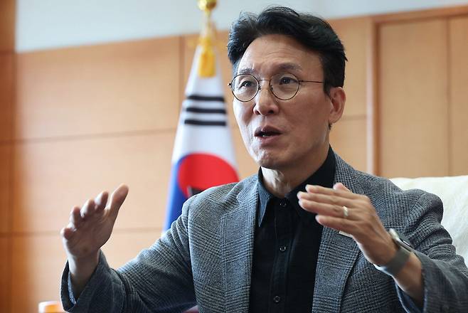 김민석 총리 후보자가 18일 서울 종로구 금융감독원 연수원에 마련된 인사청문회 준비 사무실에서 매일경제와 인터뷰하고 있다.  이승환 기자