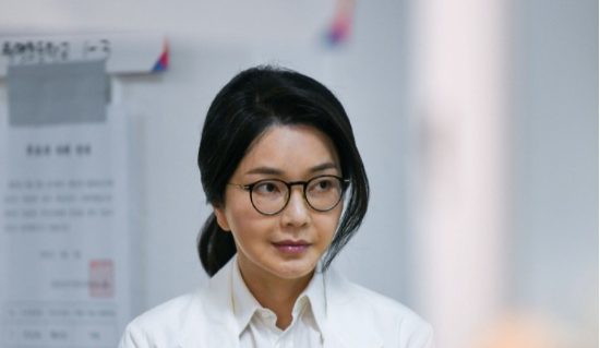윤석열 전 대통령 배우자 김건희 여사가 제21대 대통령 선거일인 3일 서울 서초구 원명초등학교에 마련된 서초4동제3투표소에서 투표하기 위해 줄을 서고 있다.(사진=연합뉴스)
