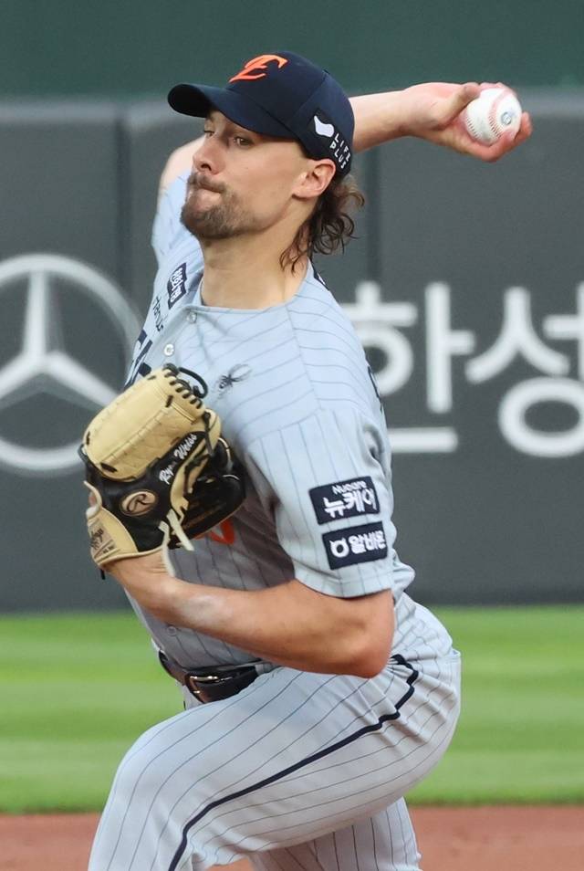 와이스가 17일 부산 롯데전에서 공을 뿌리고 있다. 사진=연합뉴스