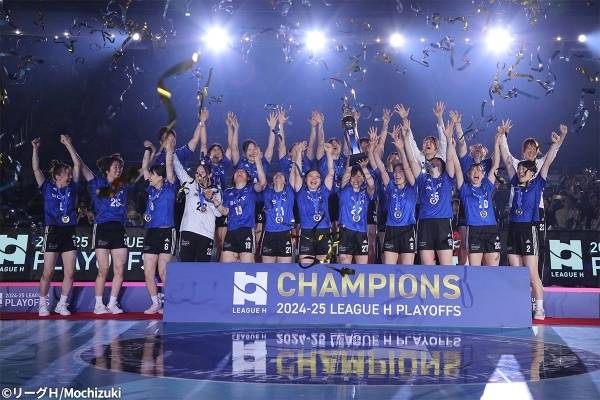사진 2024-25 시즌 일본 여자 핸드볼 리그 H 플레이오프 우승을 차지한 블루 사쿠야, 사진 출처=일본핸드볼연맹