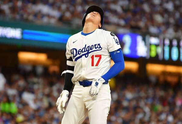 오타니가 사구에 맞은 뒤 고통을 호소하고 있다. 사진= Gary A. Vasquez-Imagn Images= 연합뉴스 제공