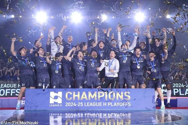 사진 2024-25시즌 일본 남자 핸드볼 리그 H 플레이오프 우승을 차지한 블루 팔콘, 사진 출처=일본핸드볼연맹