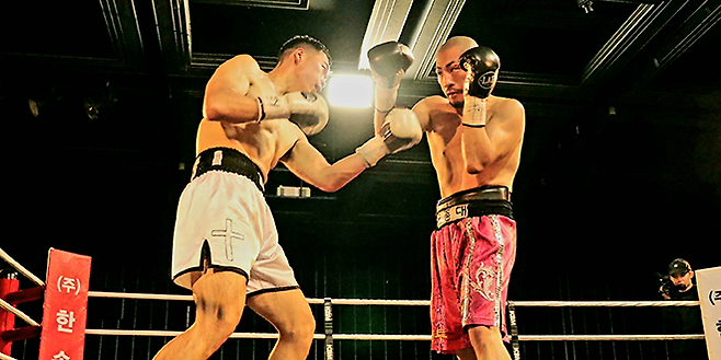 최종인이 2025년 6월 부산광역시 농심호텔 허심청 대청홀 특설링 사단법인 한국복싱커미션 라이트헤비급 챔피언 결정전에서 윤종대를 공격하고 있다. 사진=KBM