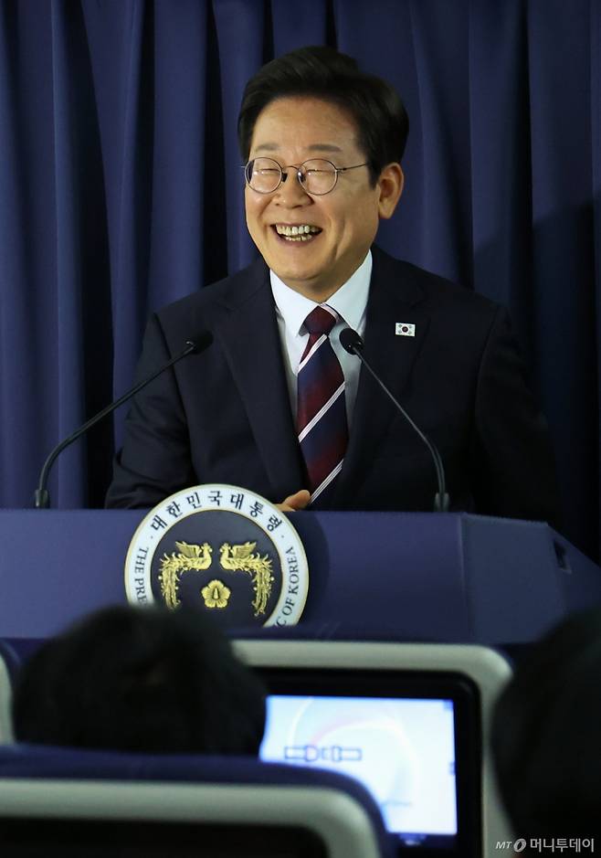 [캘거리=뉴시스] 최진석 기자 = 이재명 대통령이 16일(현지 시간)  주요 7개국(G7) 정상회의 참석을 위해 캐나다 앨버타주 캘거리로 향하는 공군 1호기에서 기자간담회를 하고 있다. 2025.06.17. myjs@newsis.com /사진=최진석