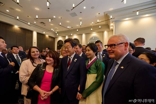 [캘거리=뉴시스] 최진석 기자 = 이재명 대통령과 부인 김혜경 여사가 16일(현지 시간) 캘거리 한 호텔에서 열린 다니엘 스미스 앨버타주 수상 주재 G7 초청국 리셉션에 참석하고 있다. (공동취재) 2025.06.17. myjs@newsis.com /사진=